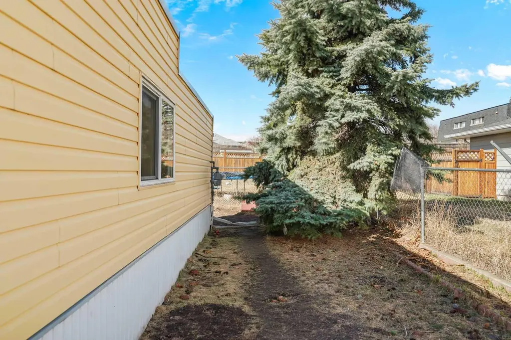305 2 Avenue W Cardston AB T0K 0K0
