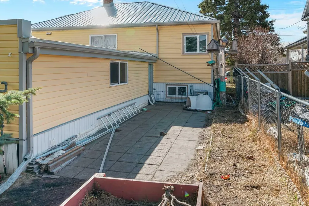 305 2 Avenue W Cardston AB T0K 0K0