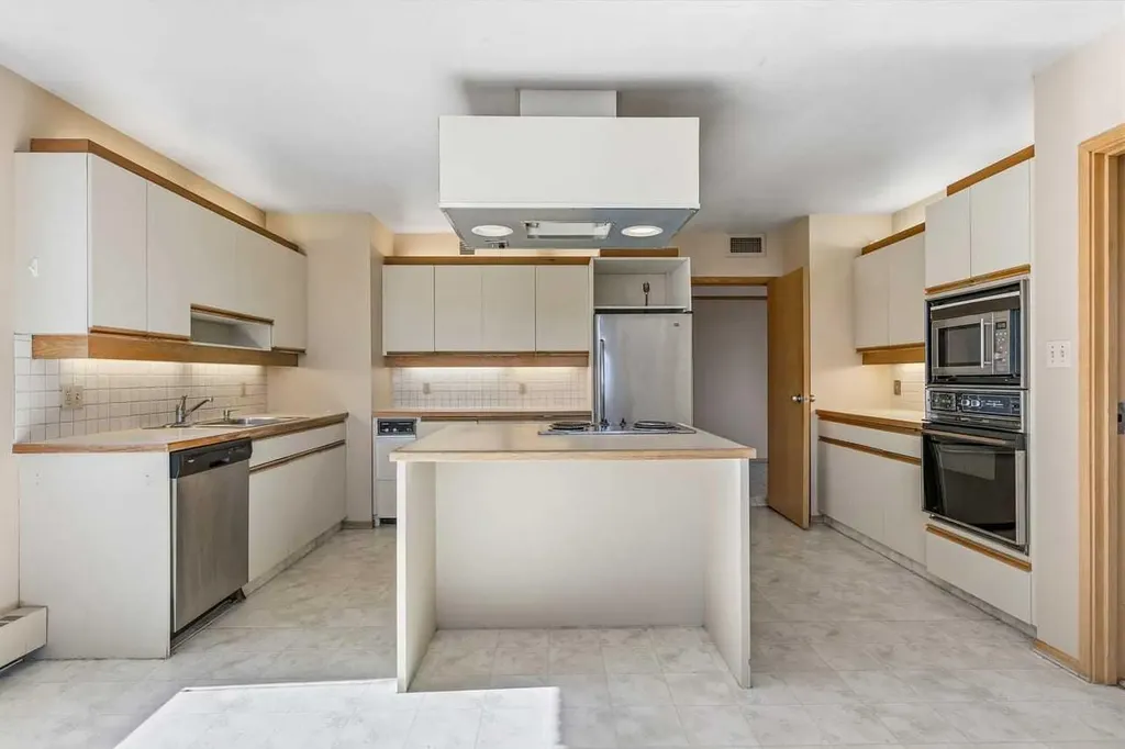 500 Eau Claire Avenue SW Calgary AB T2P 3R8