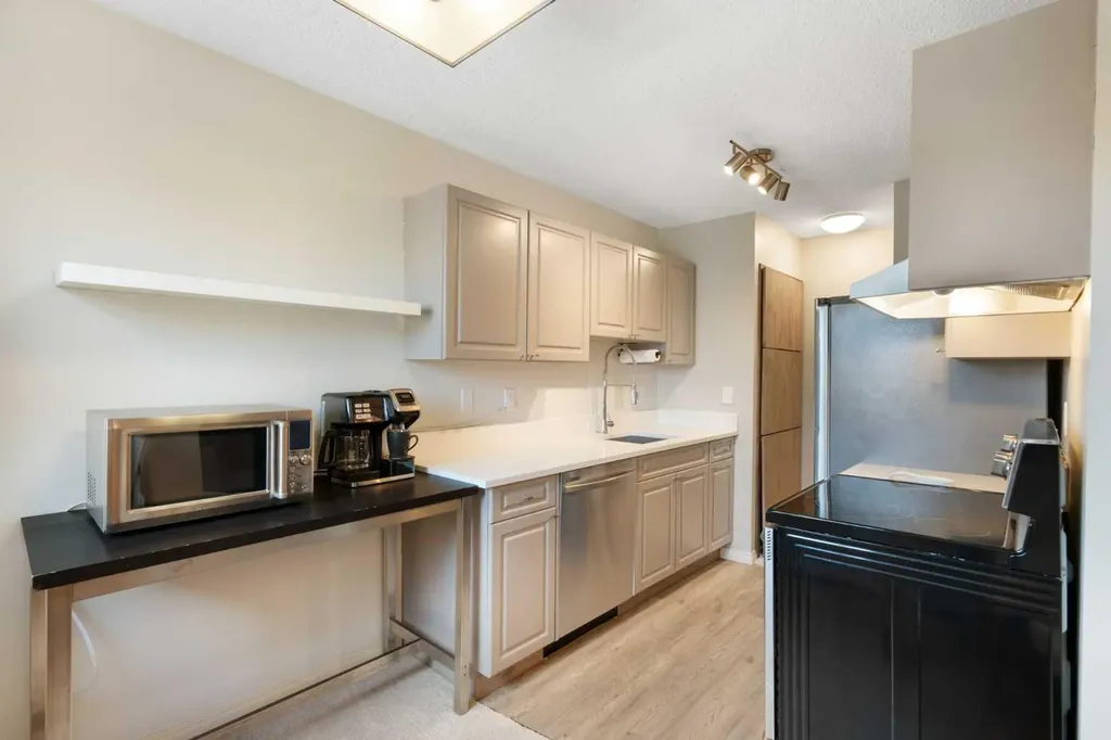 305 25 Avenue SW Calgary AB T2S 0L3