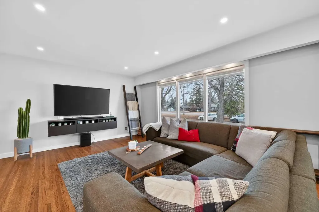 8027 Elbow Drive SW Calgary AB T2V 1K5