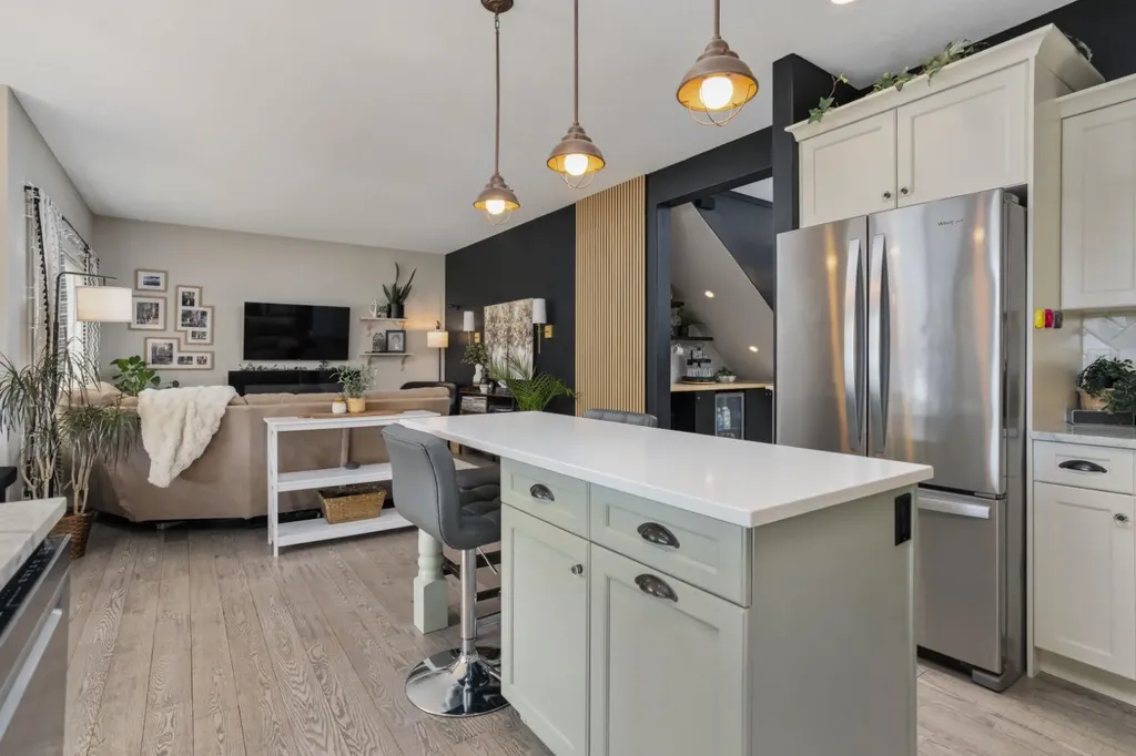 5215 35 Avenue Camrose AB T4V 5H5