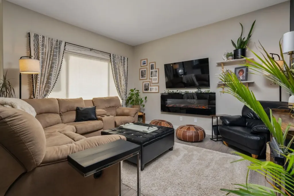 5215 35 Avenue Camrose AB T4V 5H5