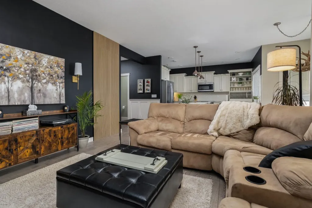 5215 35 Avenue Camrose AB T4V 5H5