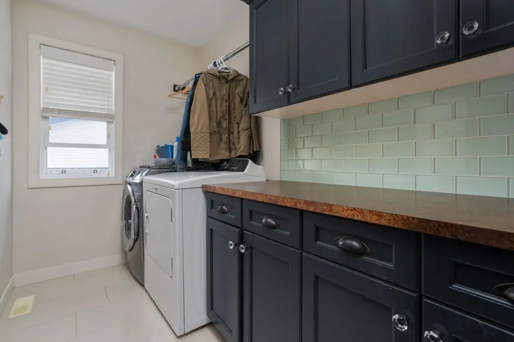 5215 35 Avenue Camrose AB T4V 5H5