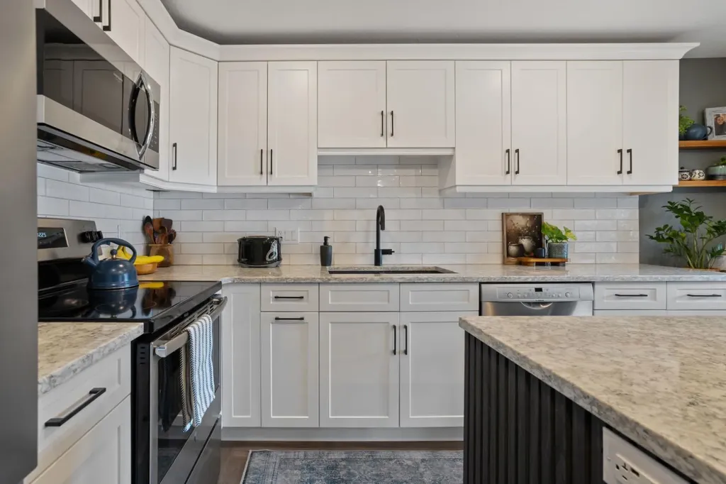 5215 35 Avenue Camrose AB T4V 5H5