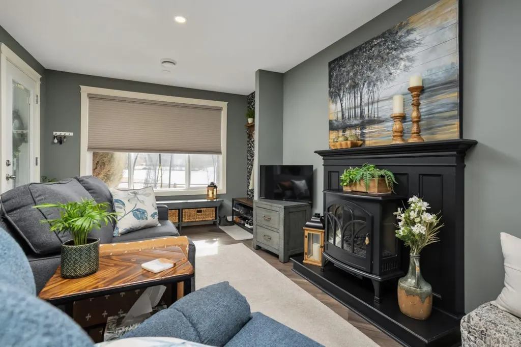 5215 35 Avenue Camrose AB T4V 5H5