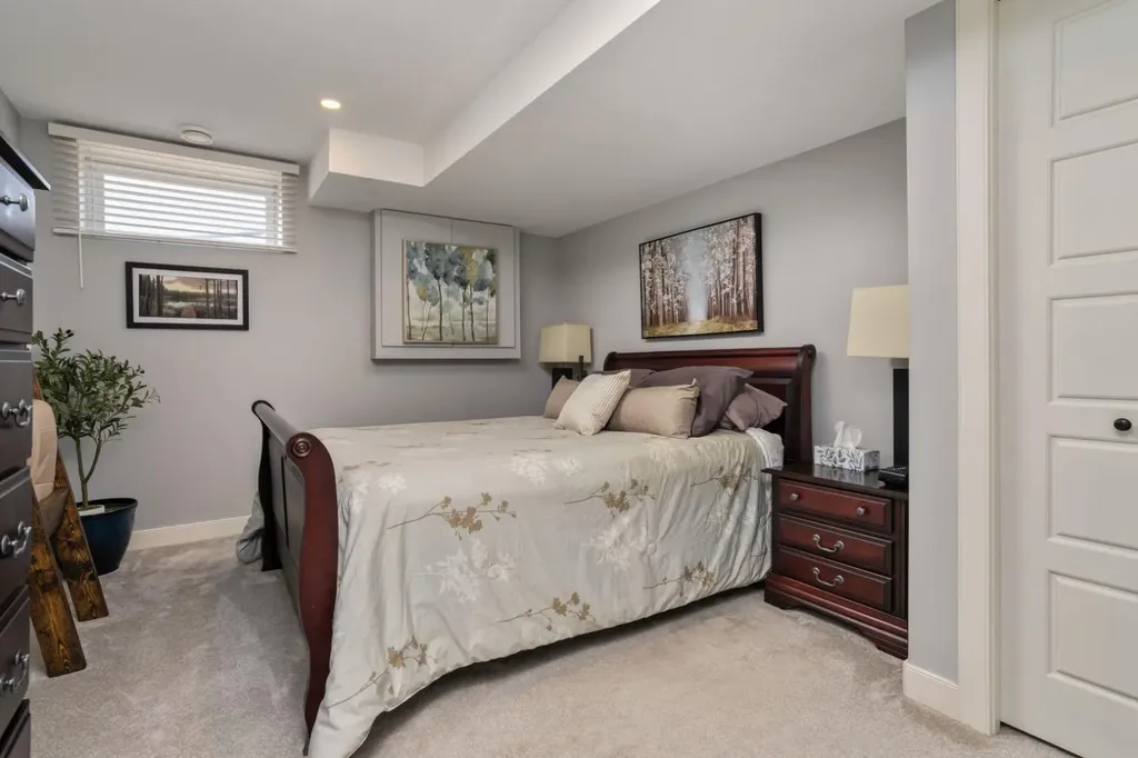 5215 35 Avenue Camrose AB T4V 5H5