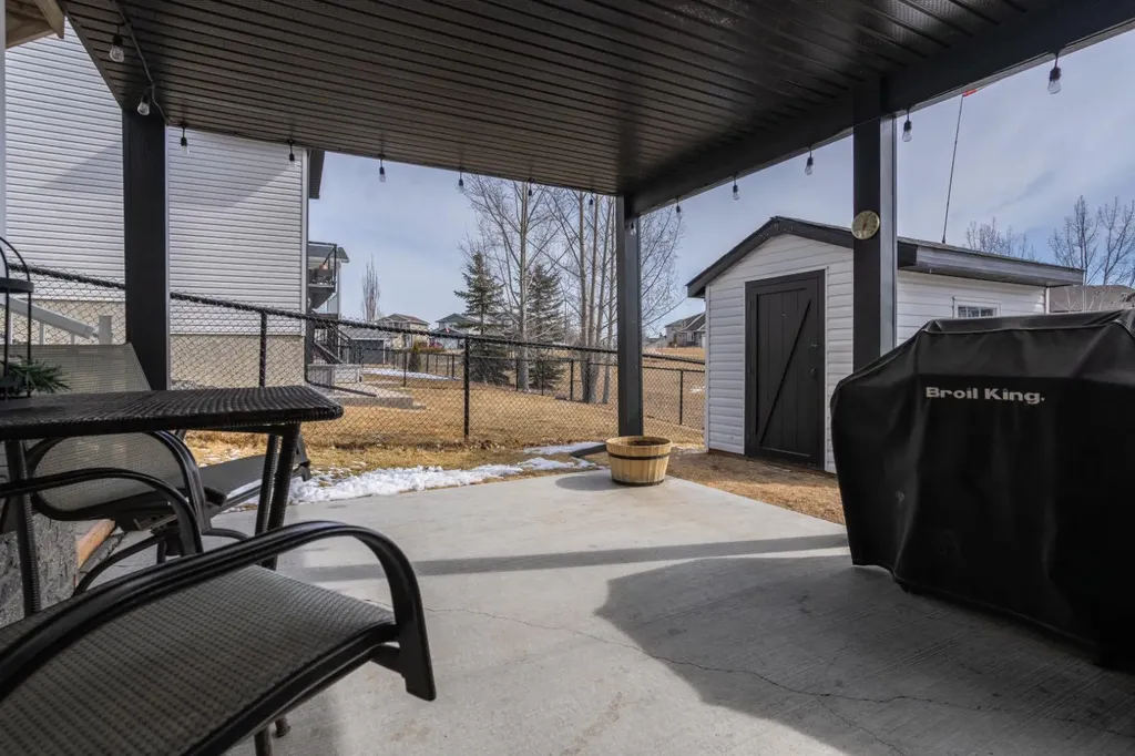 5215 35 Avenue Camrose AB T4V 5H5