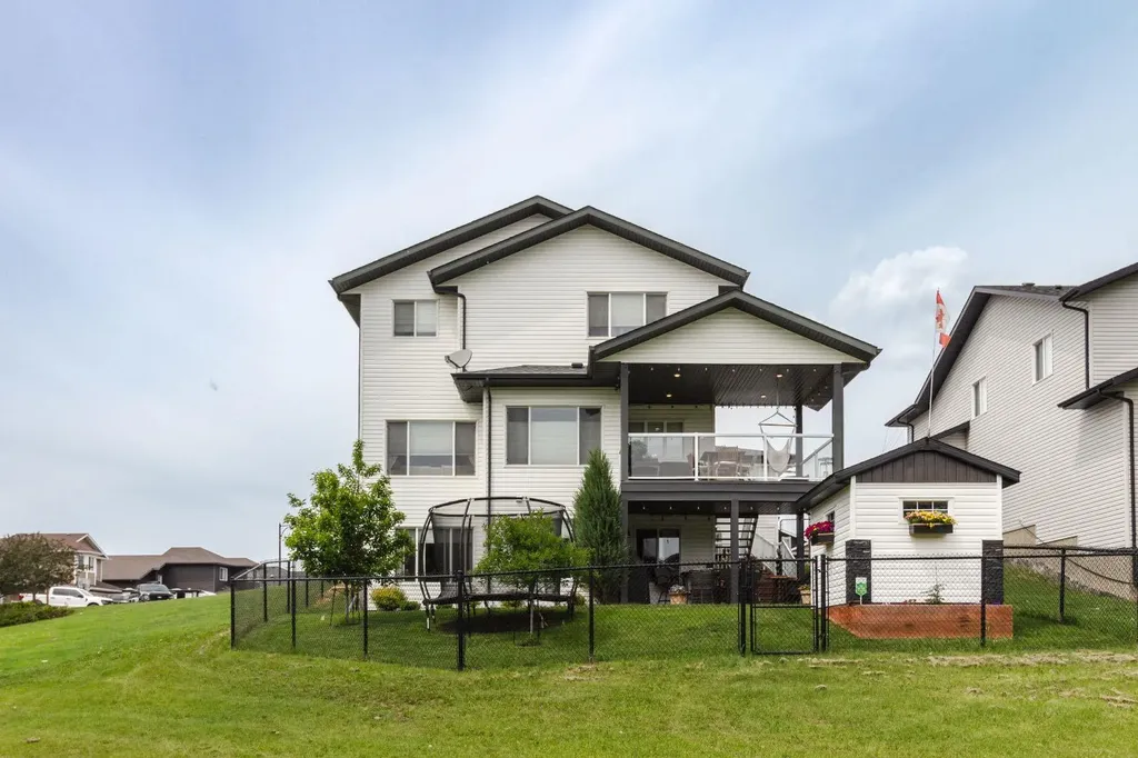 5215 35 Avenue Camrose AB T4V 5H5