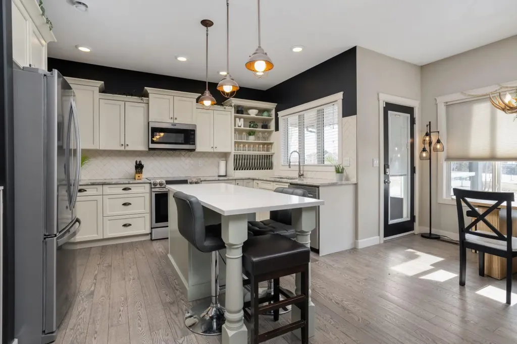 5215 35 Avenue Camrose AB T4V 5H5