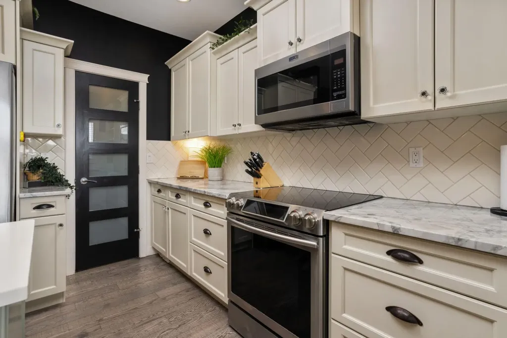 5215 35 Avenue Camrose AB T4V 5H5
