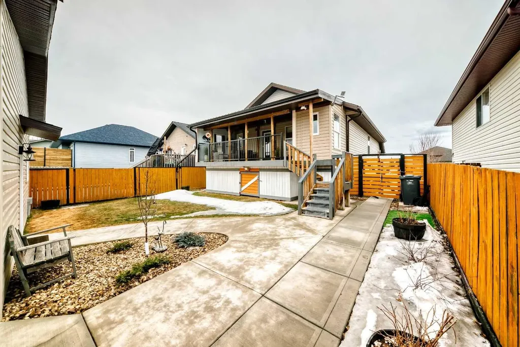 6315 60 Street Close Ponoka AB T4J1W1