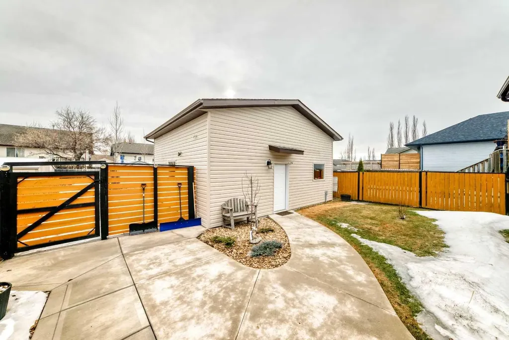 6315 60 Street Close Ponoka AB T4J1W1