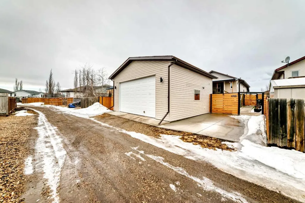 6315 60 Street Close Ponoka AB T4J1W1