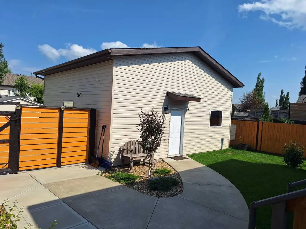 6315 60 Street Close Ponoka AB T4J1W1