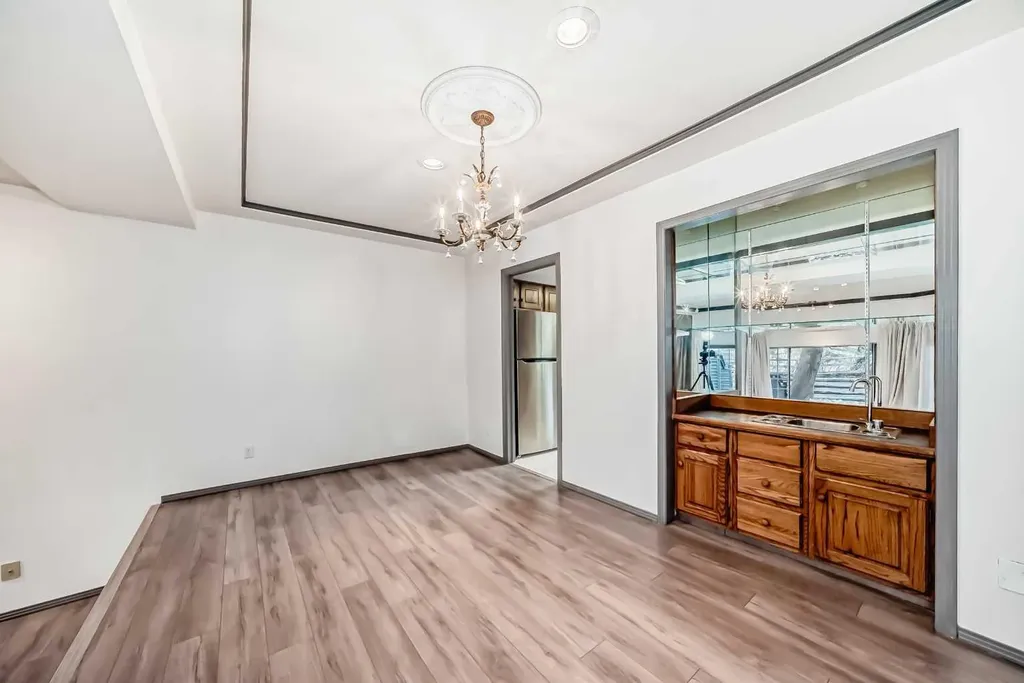 4037 42 Street NW Calgary AB T3A 2M9