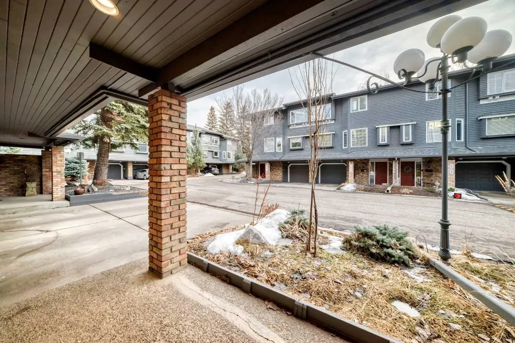 4037 42 Street NW Calgary AB T3A 2M9