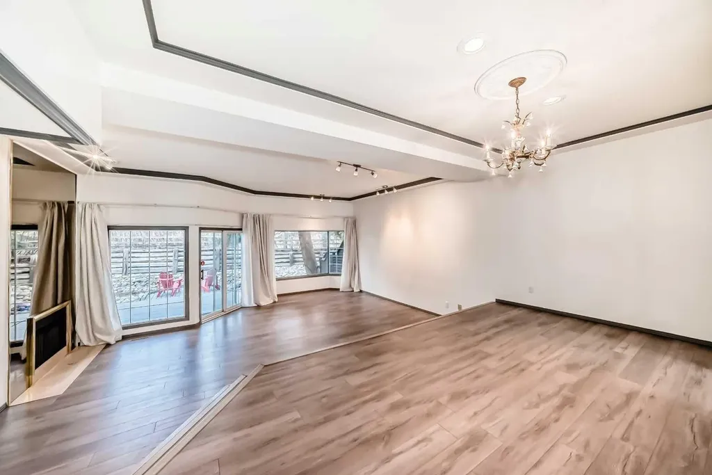 4037 42 Street NW Calgary AB T3A 2M9
