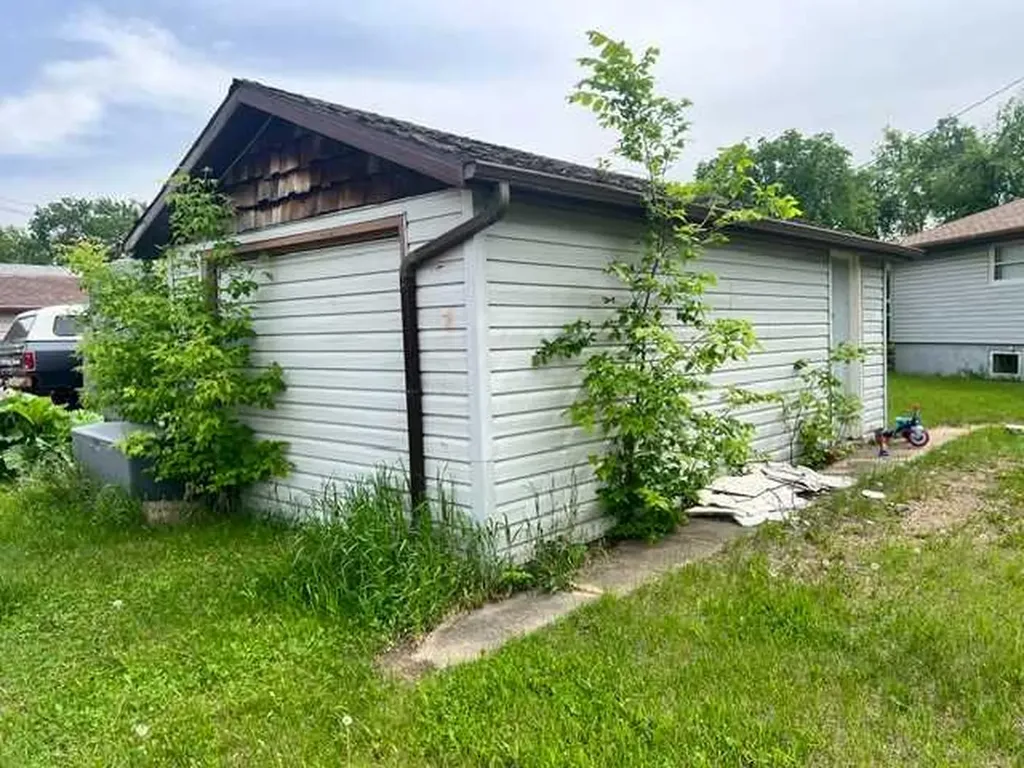 5117 49 Avenue Forestburg AB T0B 1N0
