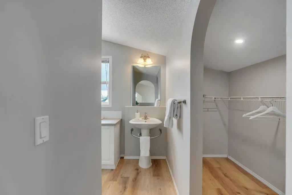 41 Saddlefield Drive NE Calgary AB T3J 4Z9