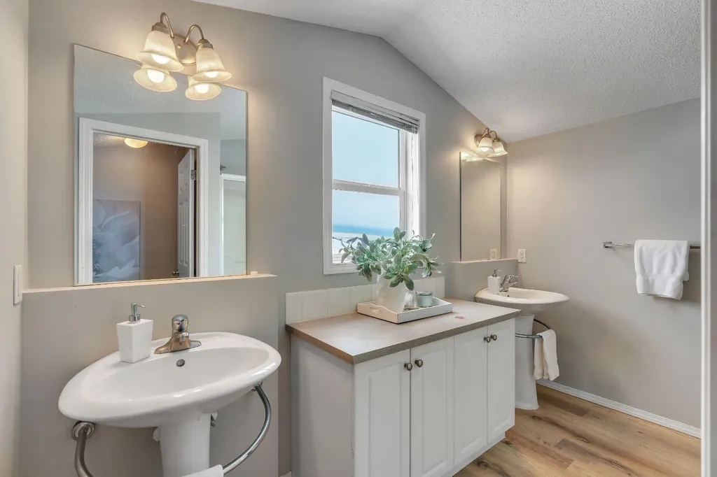 41 Saddlefield Drive NE Calgary AB T3J 4Z9
