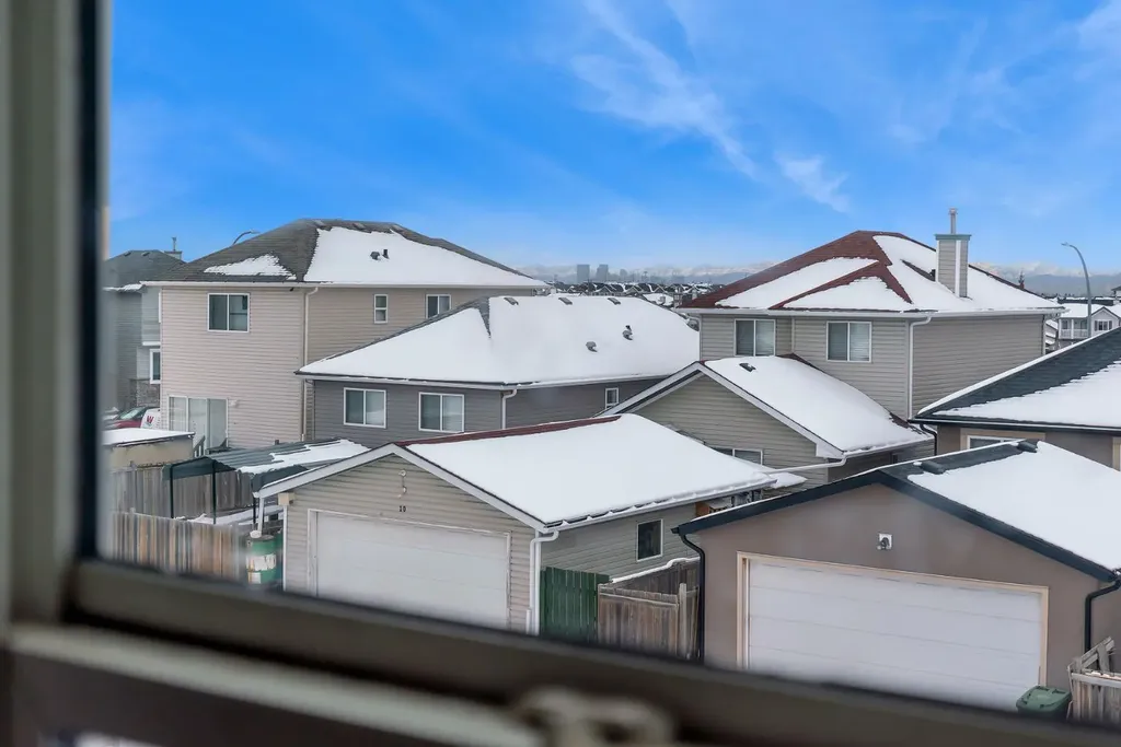 41 Saddlefield Drive NE Calgary AB T3J 4Z9