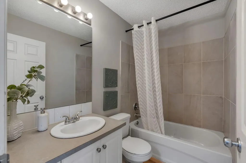 41 Saddlefield Drive NE Calgary AB T3J 4Z9