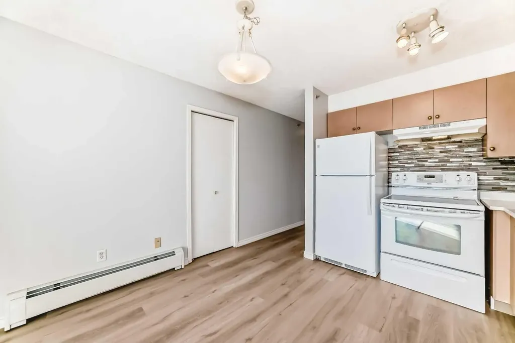 1717 60 Street SE Calgary AB T2A 7Y7