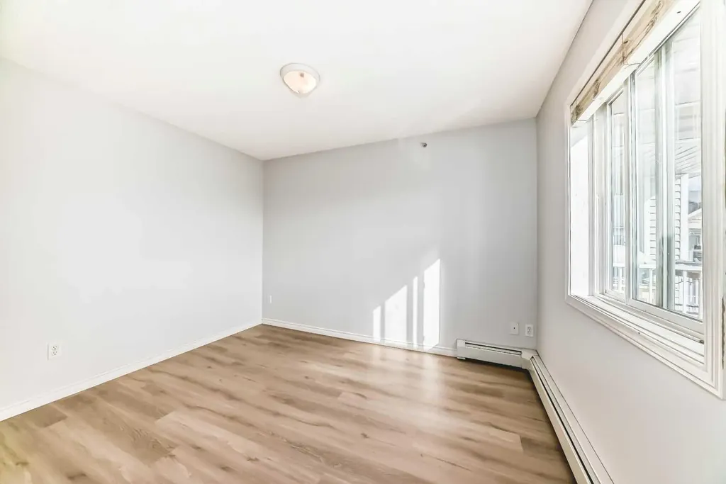 1717 60 Street SE Calgary AB T2A 7Y7