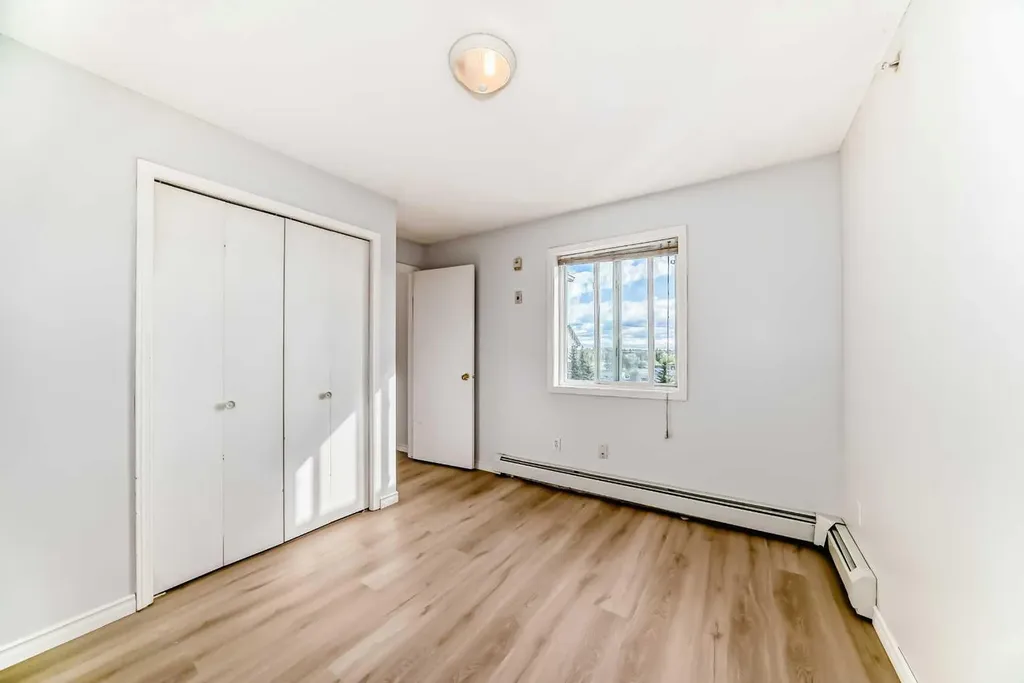 1717 60 Street SE Calgary AB T2A 7Y7