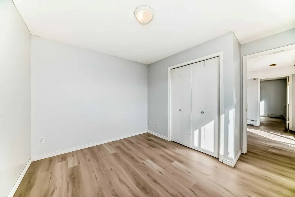 1717 60 Street SE Calgary AB T2A 7Y7