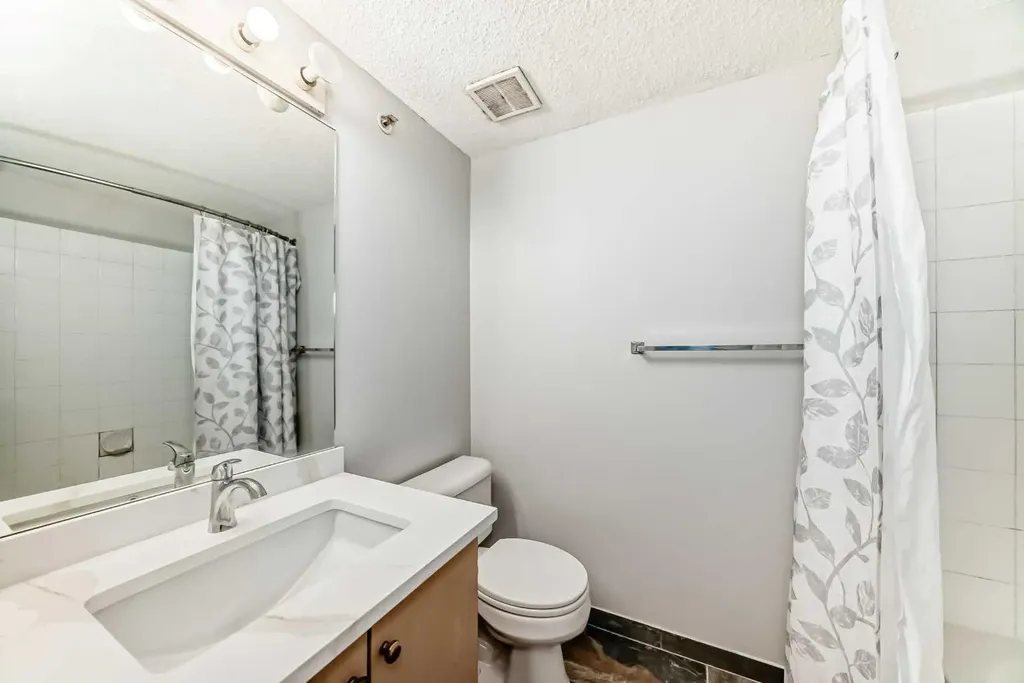 1717 60 Street SE Calgary AB T2A 7Y7
