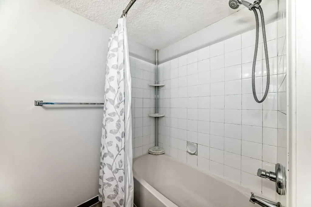 1717 60 Street SE Calgary AB T2A 7Y7