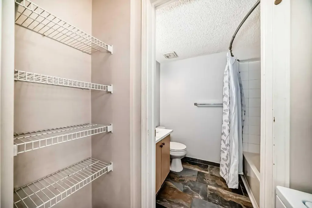 1717 60 Street SE Calgary AB T2A 7Y7