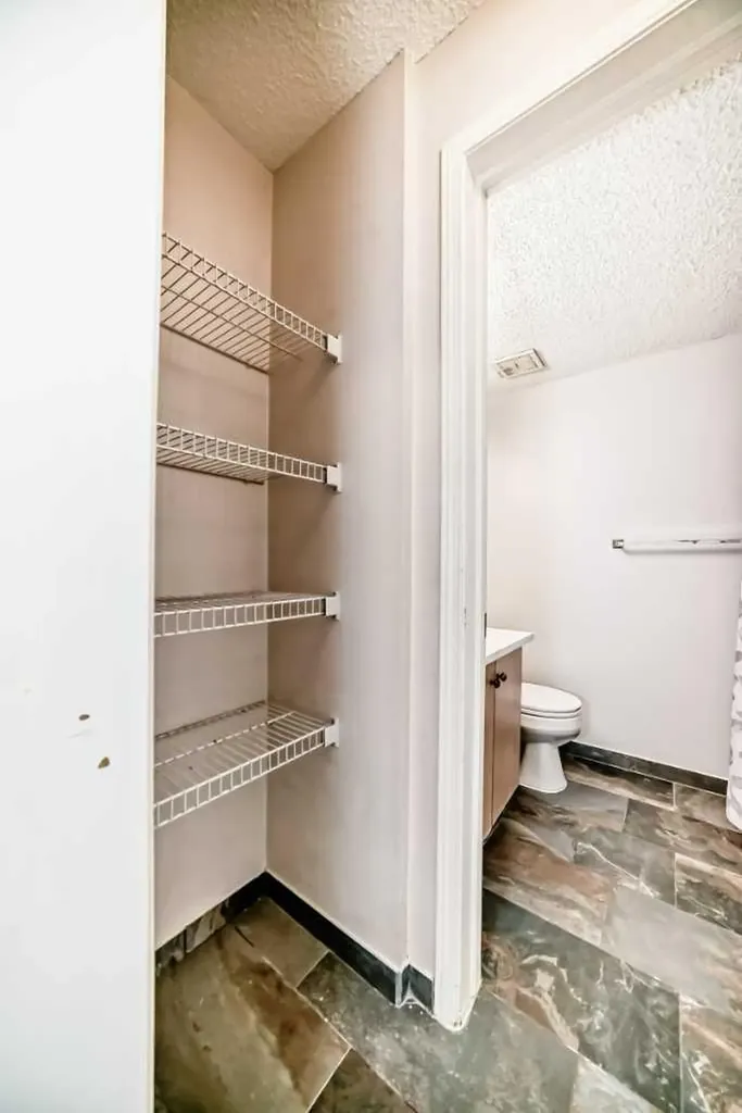1717 60 Street SE Calgary AB T2A 7Y7