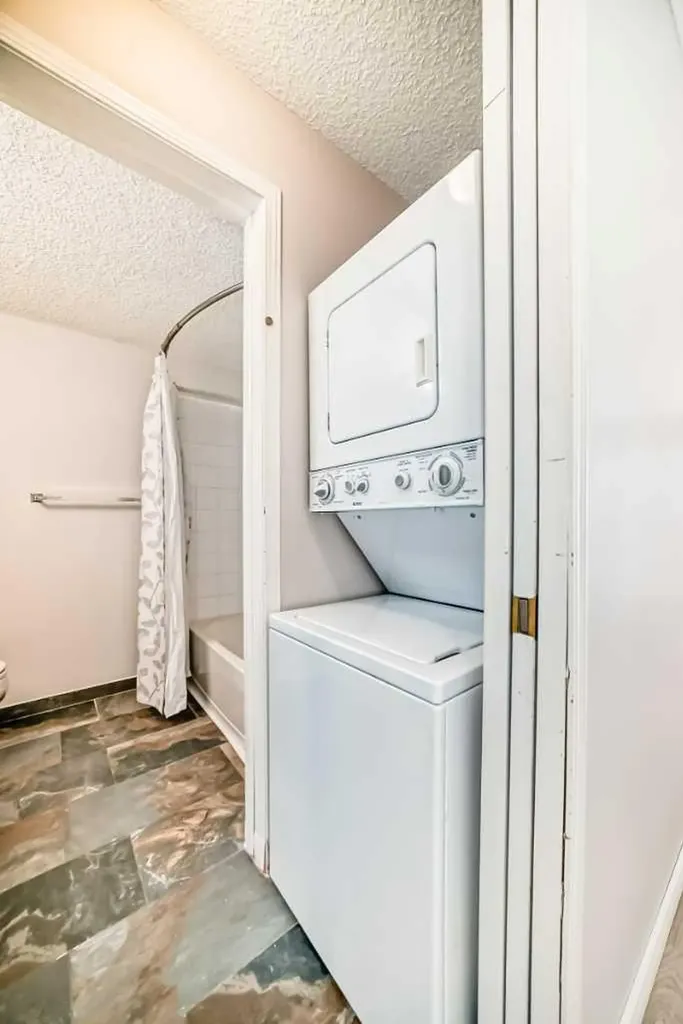 1717 60 Street SE Calgary AB T2A 7Y7