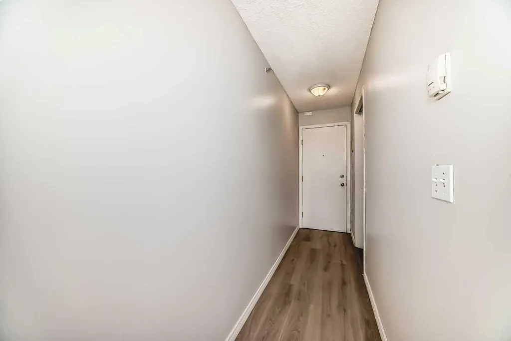 1717 60 Street SE Calgary AB T2A 7Y7