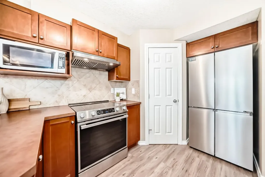 47 Royal Crest Court NW Calgary AB T3G 5W3