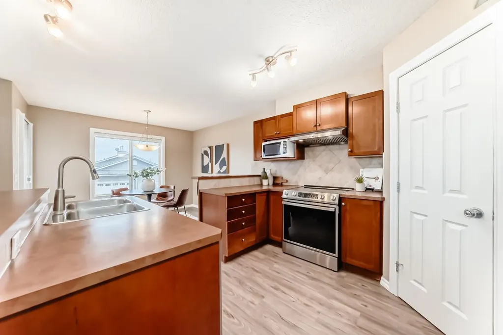 47 Royal Crest Court NW Calgary AB T3G 5W3