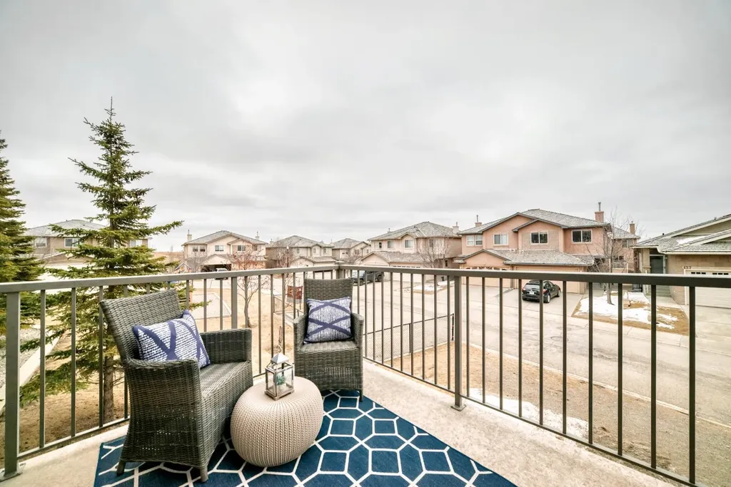 47 Royal Crest Court NW Calgary AB T3G 5W3
