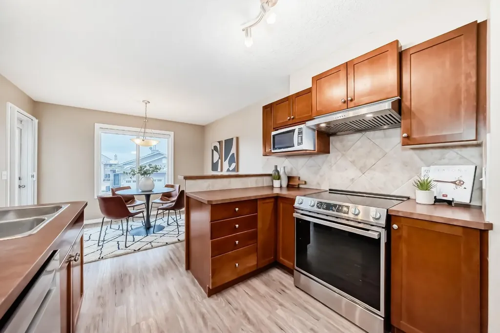 47 Royal Crest Court NW Calgary AB T3G 5W3