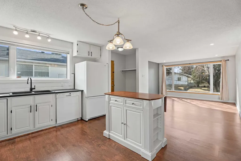 8 Van Horne Crescent NE Calgary AB T2E 6G9