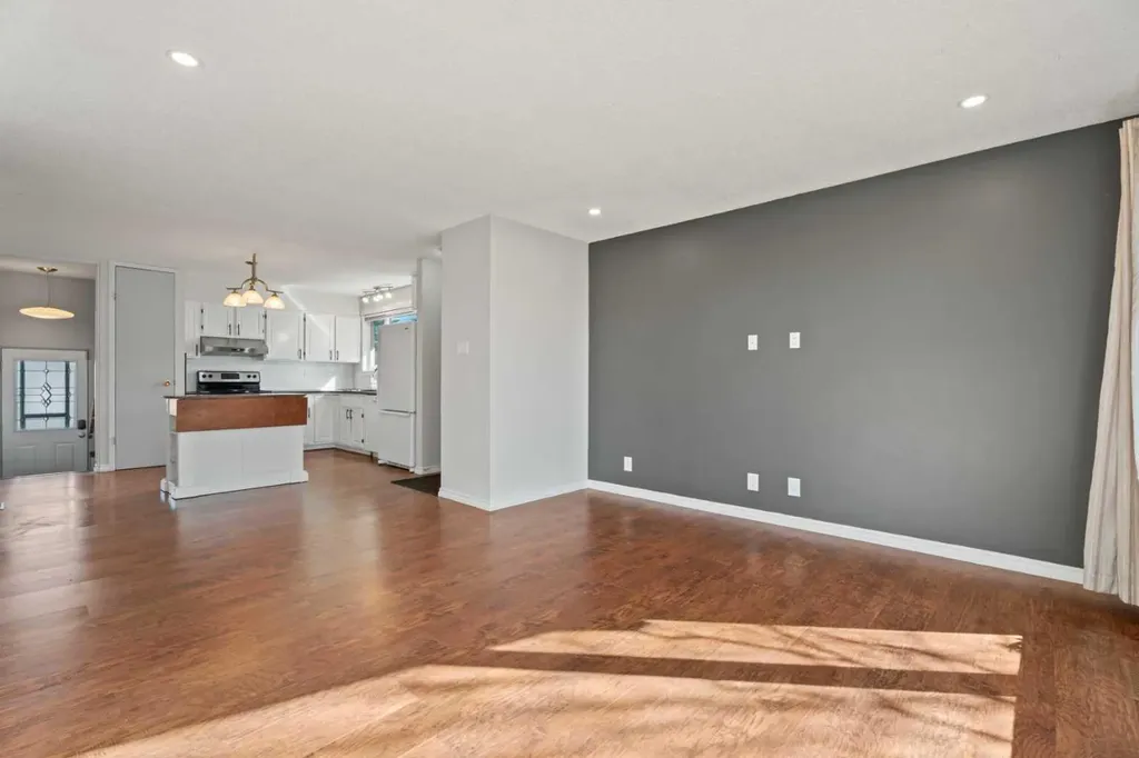 8 Van Horne Crescent NE Calgary AB T2E 6G9