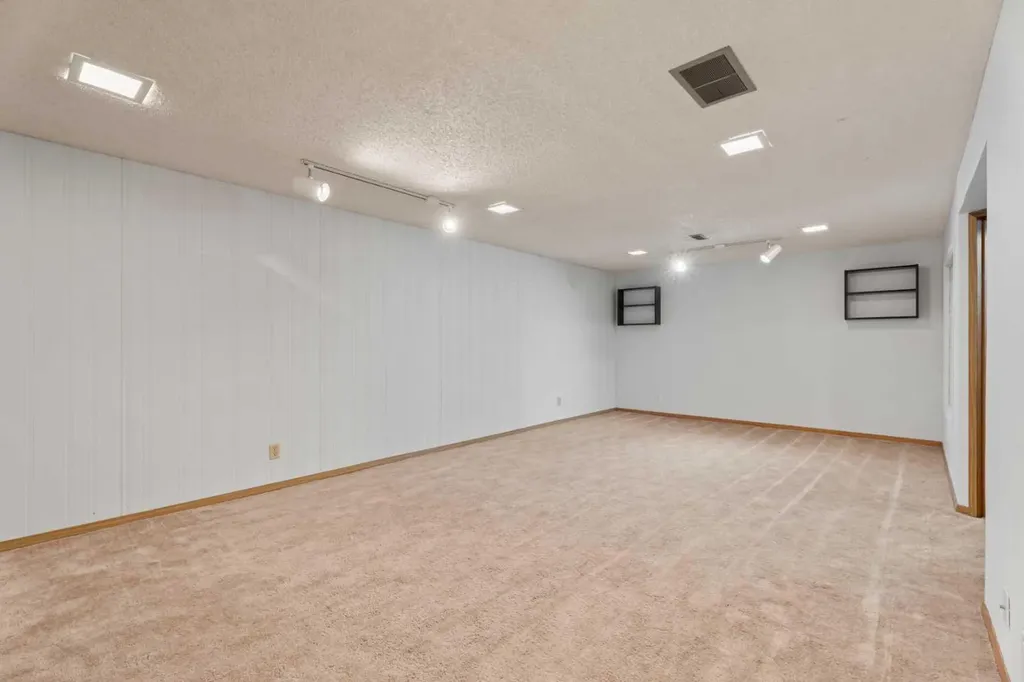 8 Van Horne Crescent NE Calgary AB T2E 6G9