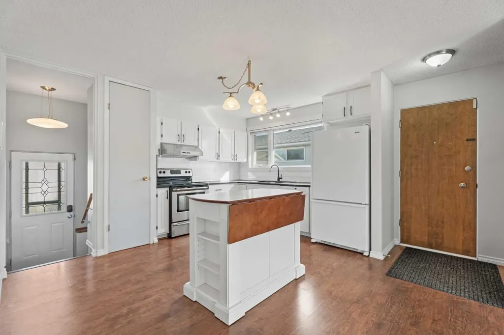 8 Van Horne Crescent NE Calgary AB T2E 6G9