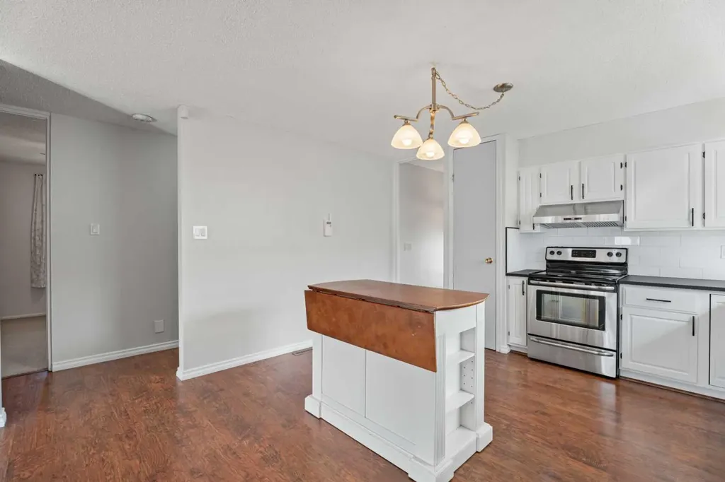 8 Van Horne Crescent NE Calgary AB T2E 6G9
