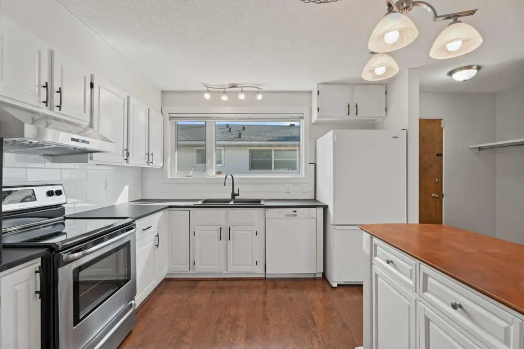 8 Van Horne Crescent NE Calgary AB T2E 6G9