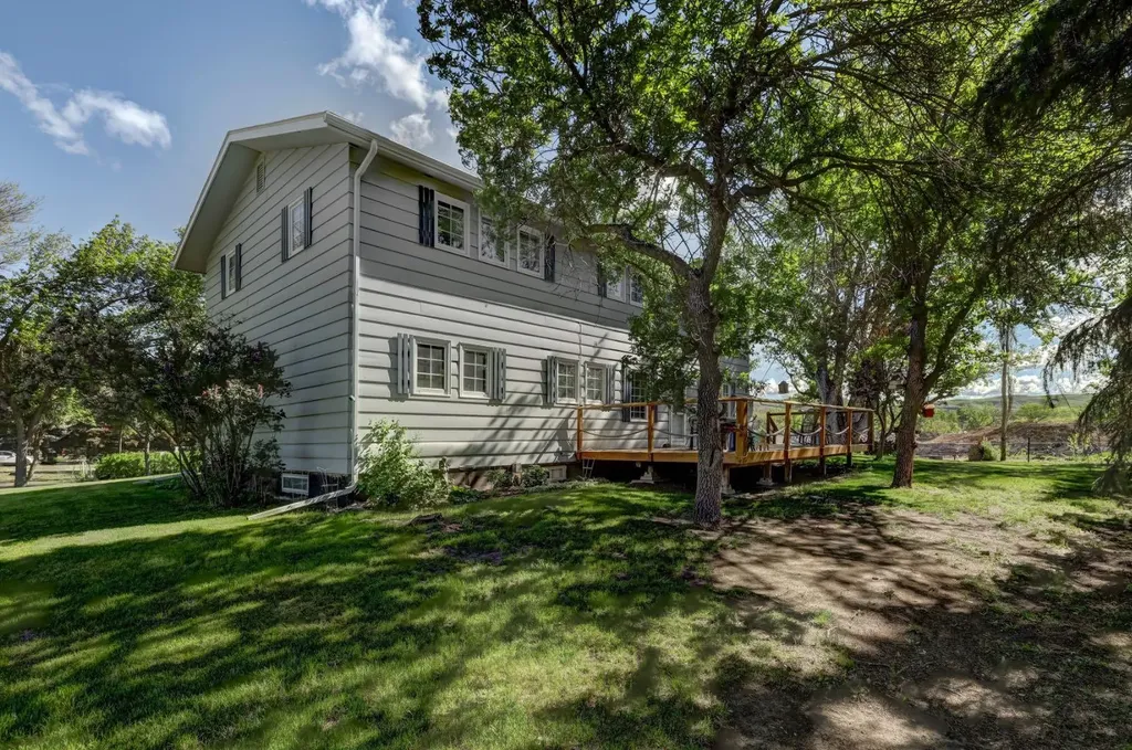 150 9 Street NW Drumheller AB T0J 0Y1