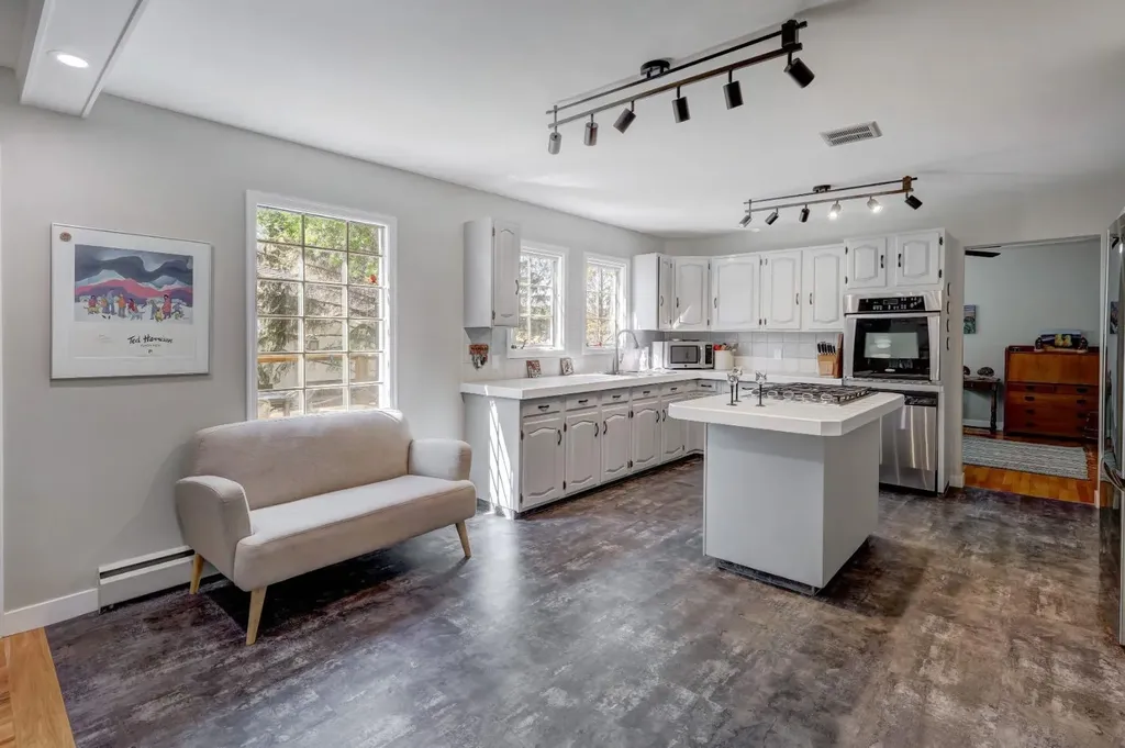 150 9 Street NW Drumheller AB T0J 0Y1